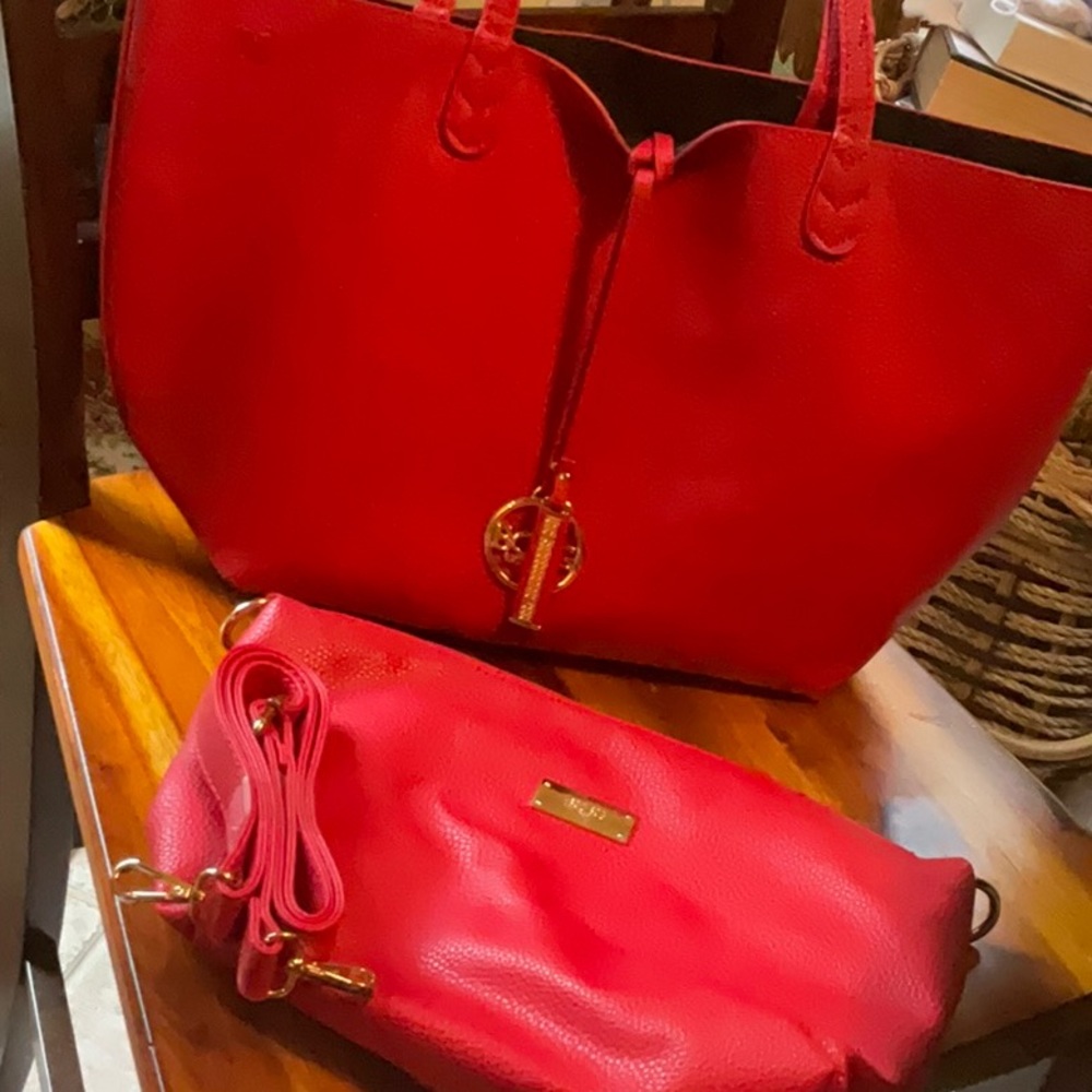 Bcbg travel set